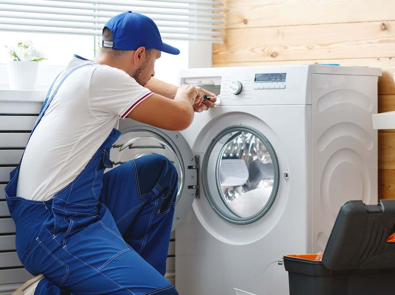 Técnico del servicio técnico AEG reparando electrodoméstico en Gijón